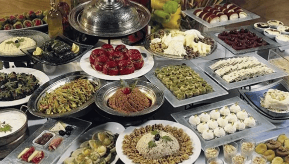 Ramazan Bayramı, sağlıklı bayram beslenmesi, bayram tatlıları, bayram önerileri, bayramda beslenme, tatlı tüketimi, porsiyon kontrolü, bayramda sağlık