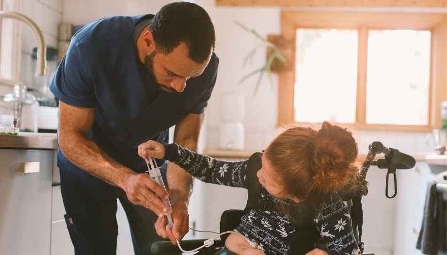 Serebral Palsi Olan Çocuklara Evde Nasıl Bakım Verilir?