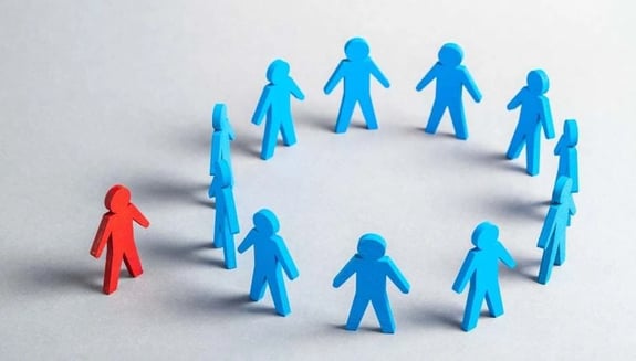 self serving bias, kendine hizmet eden önyargı, bilişsel önyargılar, atıf teorisi, sosyal psikoloji, özsaygı, benlik koruma, psikolojik savunma mekanizmaları, fundamental attribution error, bilişsel tutarlılık, kültürel farklar, öz farkındalık, kişisel gelişim, motivasyonel psikoloji, başarı ve başarısızlık algısı