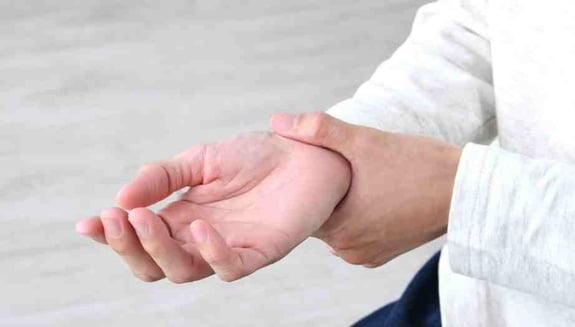 titreme neden olur, el titremesi, titreme ile ilişkili hastalıklar, istemsiz titreme, eller neden titrer, titreme nedenleri, titreme belirtileri, happ health