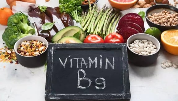 B9 vitamini, folat, folik asit, B9 vitamini faydaları, B9 vitamini eksikliği, B9 vitamini takviyesi, hamilelikte B9 vitamini, B9 vitamini kaynakları, sinir sistemi, kalp sağlığı, bağışıklık sistemi, depresyon, B9 vitamini cilt sağlığı