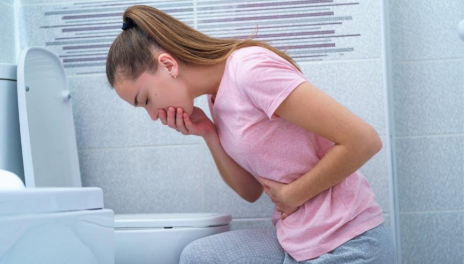 mide bulantısı, evde mide bulantısı, doğal çözümler, mide rahatlatma, zencefil, nane çayı, limonlu su, papatya çayı, elma sirkesi, sindirim sorunları