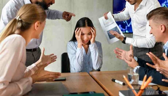 mobbing nedir, mobbing, iş yerinde mobbing, mobbing nasıl anlaşılır, mobbingden korunma, mobbing teknikleri, iş yeri psikolojisi, toksik yönetici, psikolojik taciz, iş stresi, çalışan sağlığı