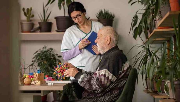 demans, demans hastasına evde bakım, demans hastası bakımı, demans evde bakım, alzheimer evde bakım, alzheimer hastası bakımı, demans hastasına nasıl bakılır, demans hastalarında ev güvenliği, demans hastalarında ilaç takibi, demans hastalarında beslenme, demans hastalarında uyku düzeni, demans hastalarında davranış değişiklikleri, unutkanlık, yaşlı bakımı, evde yaşlı bakımı, evde doktor muayenesi, evde uzman nöroloji muayenesi, evde sağlık hizmetleri, kronik hastalık takibi, nörolojik hastalıklar, online sağlık, dijital sağlık platformu, happ health