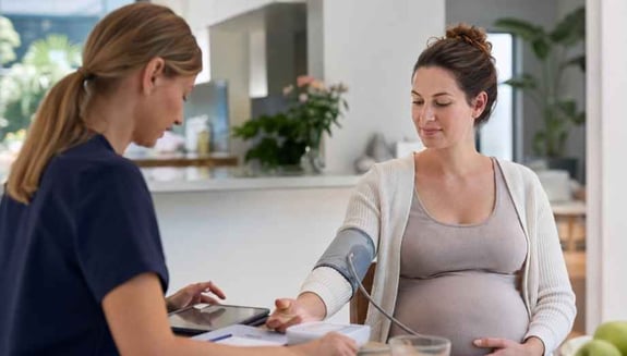 riskli gebelikte evde takip, yüksek riskli gebelik, gebelikte evde doktor, evde gebelik takibi, evde uzman doktor muayenesi, evde sağlık hizmetleri, happ health