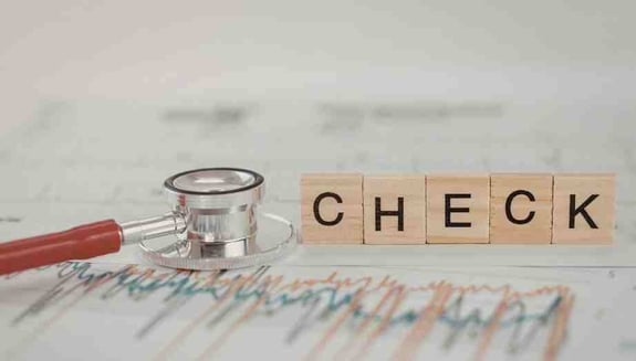 ne zaman doktora görünmeli, her şey normal denilen belirtiler, check-up belirtileri, sürekli yorgunluk, çarpıntı, nefes darlığı, sık baş ağrısı, uzun süren öksürük, mide şişkinliği, adet düzensizliği happ health