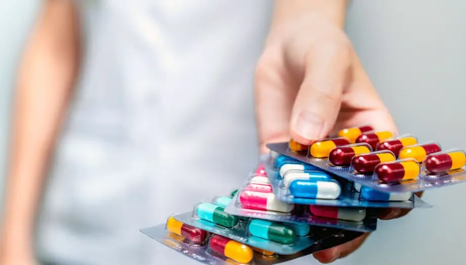 antimikrobiyal direnç, antibiyotik direnci, AMR nedir, antibiyotik kullanımı, dirençli bakteriler, sağlık tehditleri, küresel sağlık, enfeksiyonlar, antibiyotik etkisi, AMR tedavisi, sağlık politikaları, AMR belirtileri, antibiyotik zararları, antibiyotik bilinçsiz kullanımı