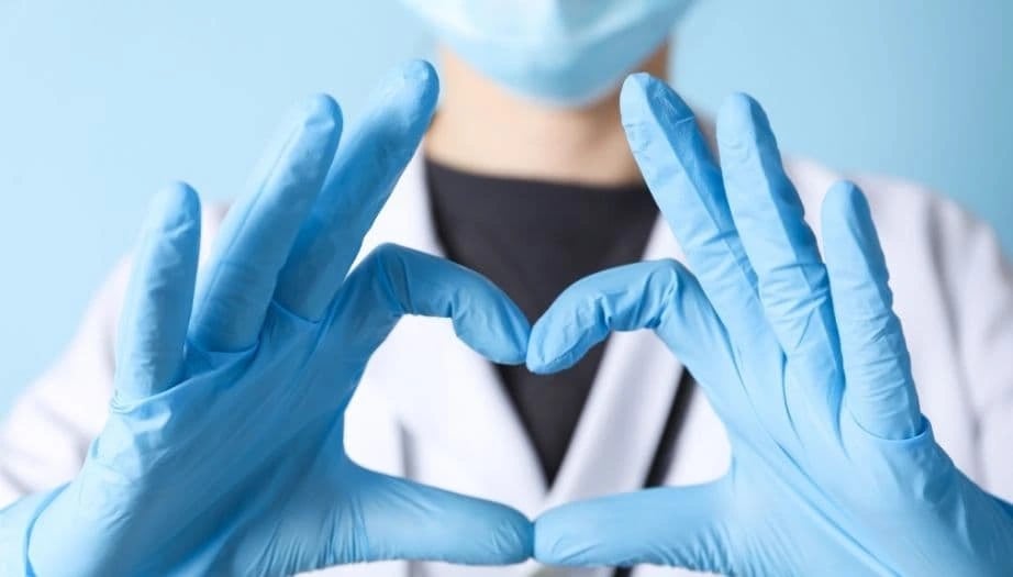 sağlık çalışanlarının refahı, tükenmişlik önleme, dayanıklı sağlık sektörü, sağlık çalışanlarını desteklemek, stres yönetim programları, çalışan refahı, sağlık sektöründe ruh sağlığı, anksiyete, depresyon, üretkenlik düşüşü, devamsızlık, çalışan sirkülasyonu, iş güvenliği,iş-yaşam dengesi, mesleki stres