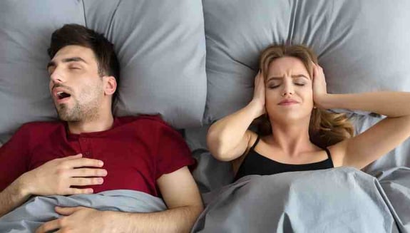 horlama, horlama ne zaman ciddi, horlama neden olur, horlama nasıl geçer, şiddetli horlama, gece horlama, horlama testi, uyku testi, evde uyku testi, uyku apnesi, uyku apnesi belirtileri, uyku apnesi testi, evde uyku apnesi testi, gece nefes durması, uykuda nefes durması, boğulur gibi uyanma, gündüz uyku hali, sabah yorgunluğu, sabah baş ağrısı, ağız kuruluğu, polisomnografi, evde polisomnografi, uyku bozukluğu testi, horlama ve uyku apnesi, obstrüktif uyku apnesi, AHI değeri, oksijen düşüklüğü, uyku kalitesi, evde sağlık hizmetleri, Happ Health