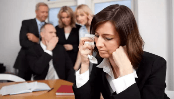 mobbing, iş yerinde zorbalık, psikolojik taciz, mobbingle başa çıkma, iş stres yönetimi, çalışan hakları, mobbing önleme, hukuki adımlar