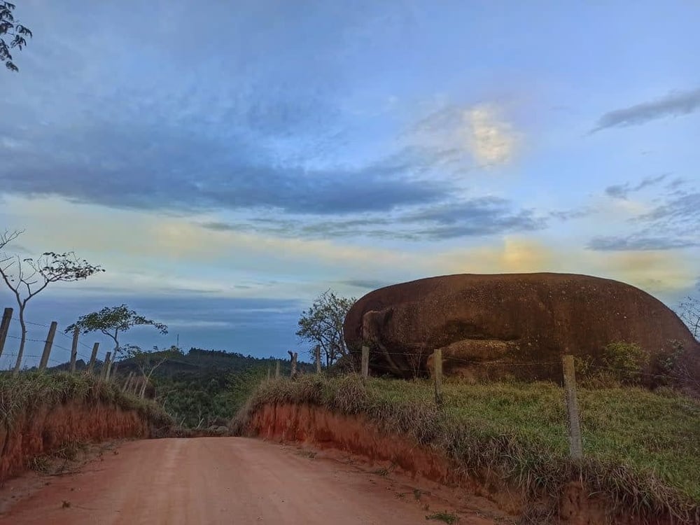 POR DO SOL NAS PEDRAS DA MANTIQUEIRA