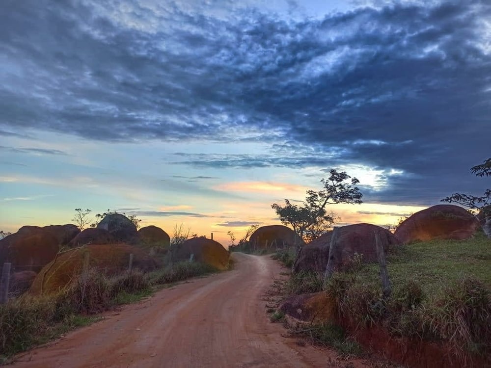 POR DO SOL NAS PEDRAS DA MANTIQUEIRA