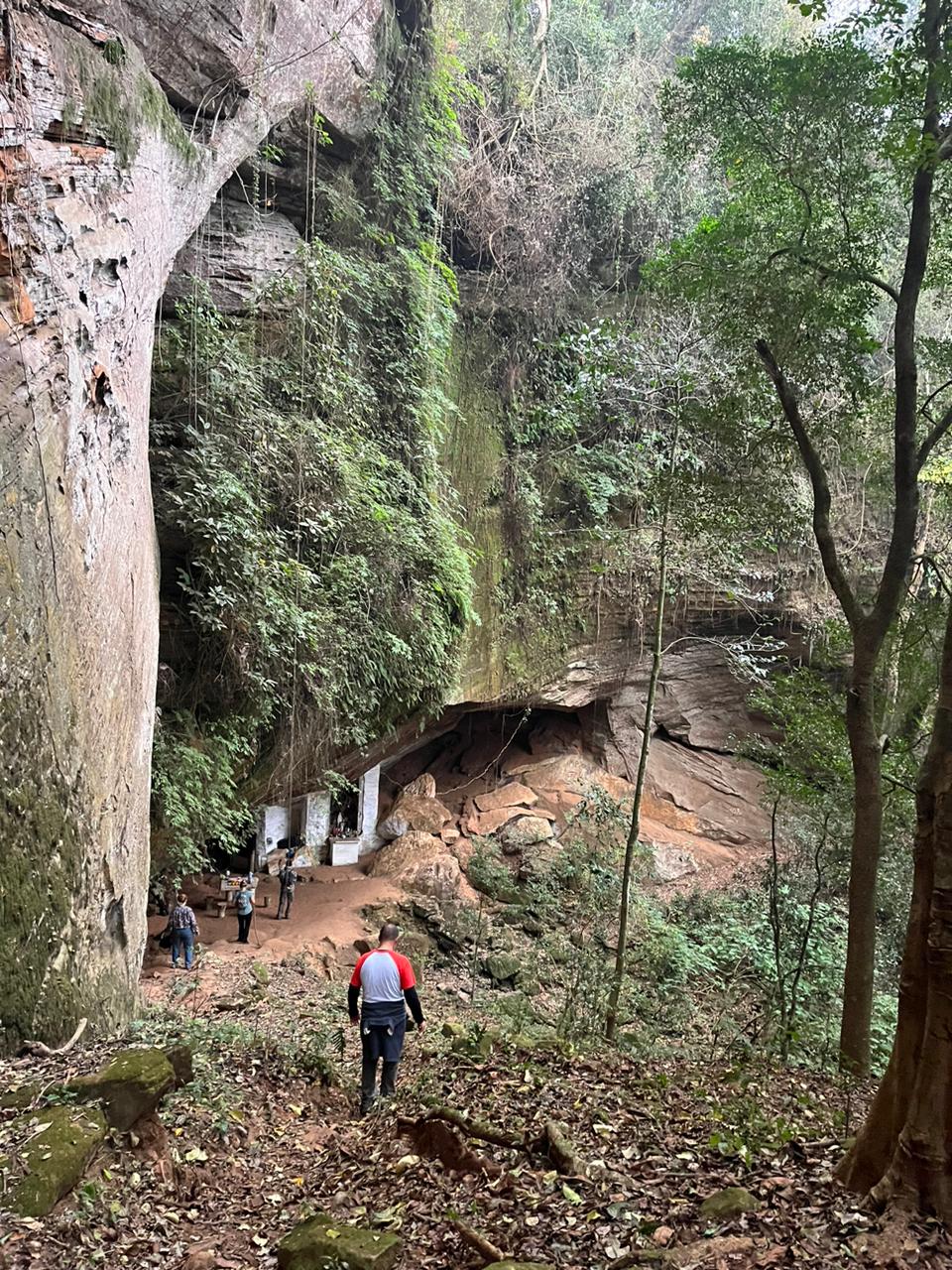 Meditação na Gruta Nossa Senhora de Lourdes (sítio arqueológico)