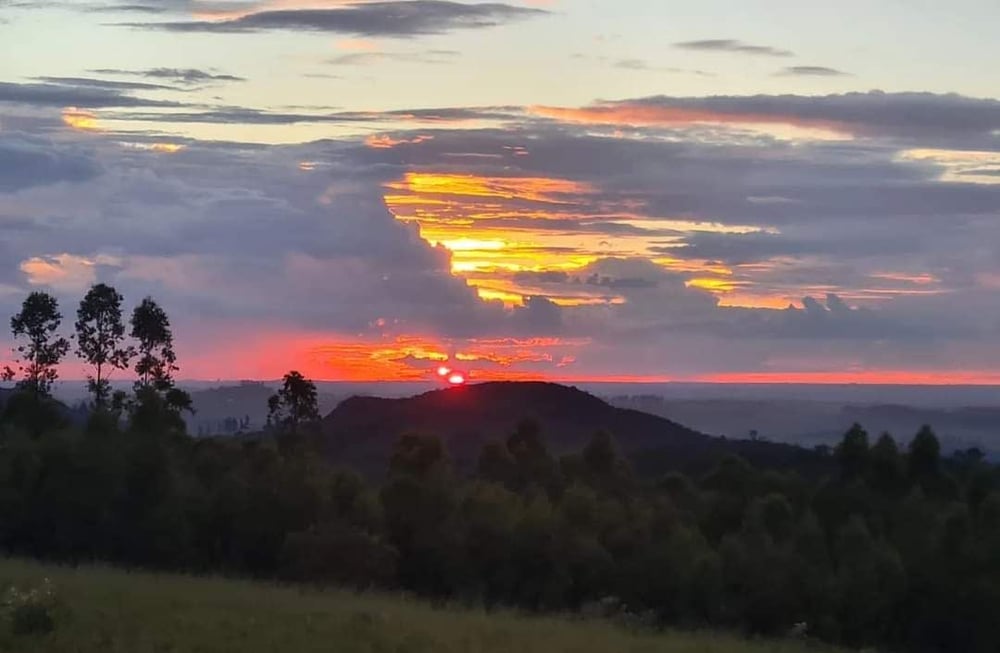 ROTEIRO DO VINHO E DO PÔR DO SOL EM CARRO 4X4 