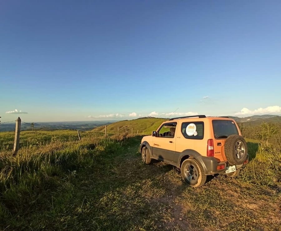 ROTEIRO DO VINHO E DO PÔR DO SOL EM CARRO 4X4 