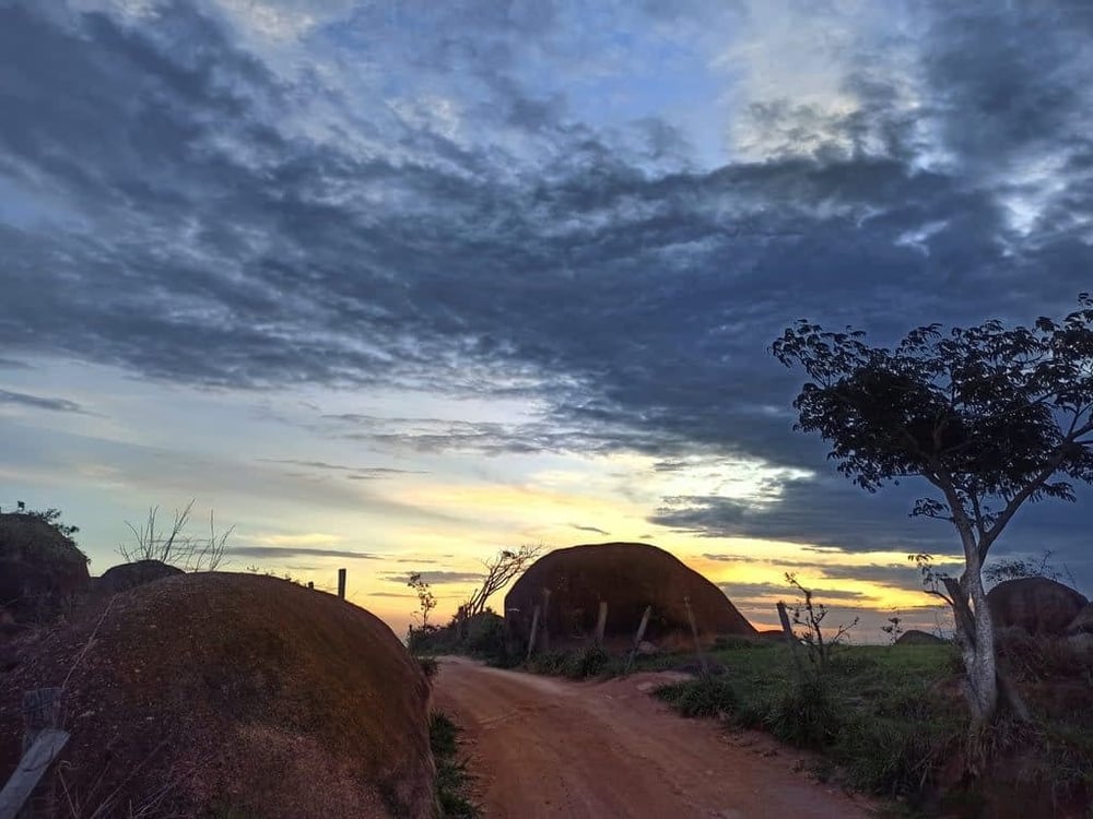POR DO SOL NAS PEDRAS DA MANTIQUEIRA