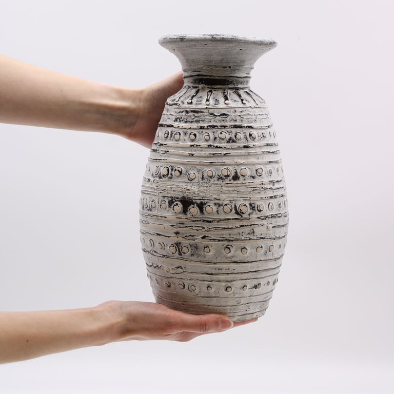 Cream Classic Shaped Vase - Timeless Design, Durable Quality