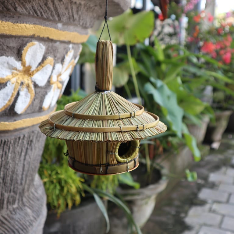 Small Round Seagrass Bird Box - 17x17cm Natural Outdoor Nesting House