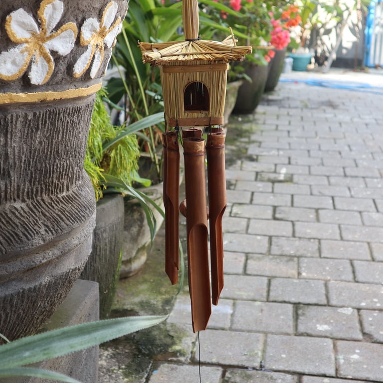 Square Seagrass Bird Box with Chimes 49x15cm Wooden Outdoor Feeder with Song Enhancing Chimes