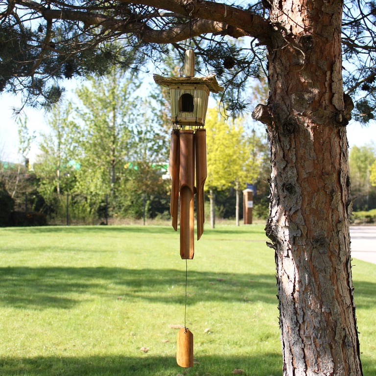 Square Seagrass Bird Box with Chimes 49x15cm Wooden Outdoor Feeder with Song Enhancing Chimes