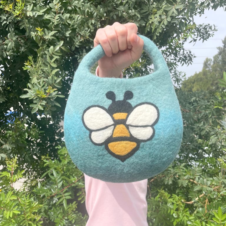 Felted Bee Bag (1 Handle, Magnet) - Blue Green Water Carrier