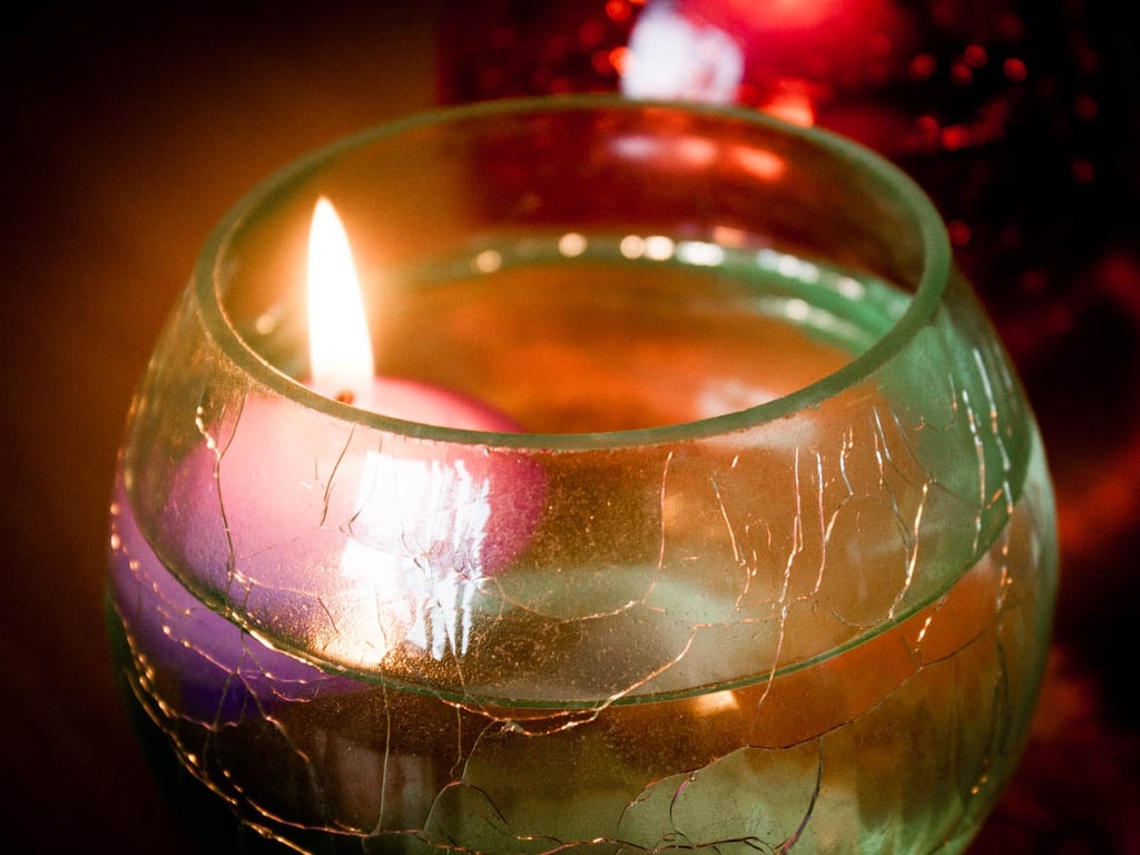 Small Lavender Floating Candle - Slow Burning Home Fragrance