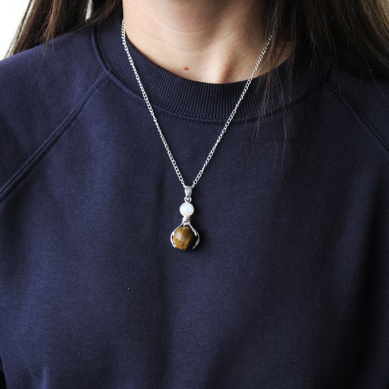 Amethyst Gemstone Healing Hands Pendant - Crystal Therapy Necklace for Spiritual Growth and Energy Healing