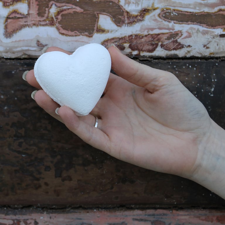 Coconut Love Heart Bath Bomb 70g - Romantic Fragrant Relaxation
