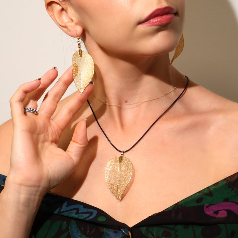 Bravery Leaf Gold Necklace & Earring Set - Elegant Leaf Jewelry Design