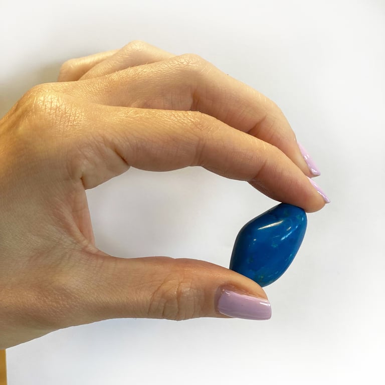 L Tumble Stones - Blue Howlite Meditation Stone, Natural Healing Crystal for Mindfulness and Relaxation