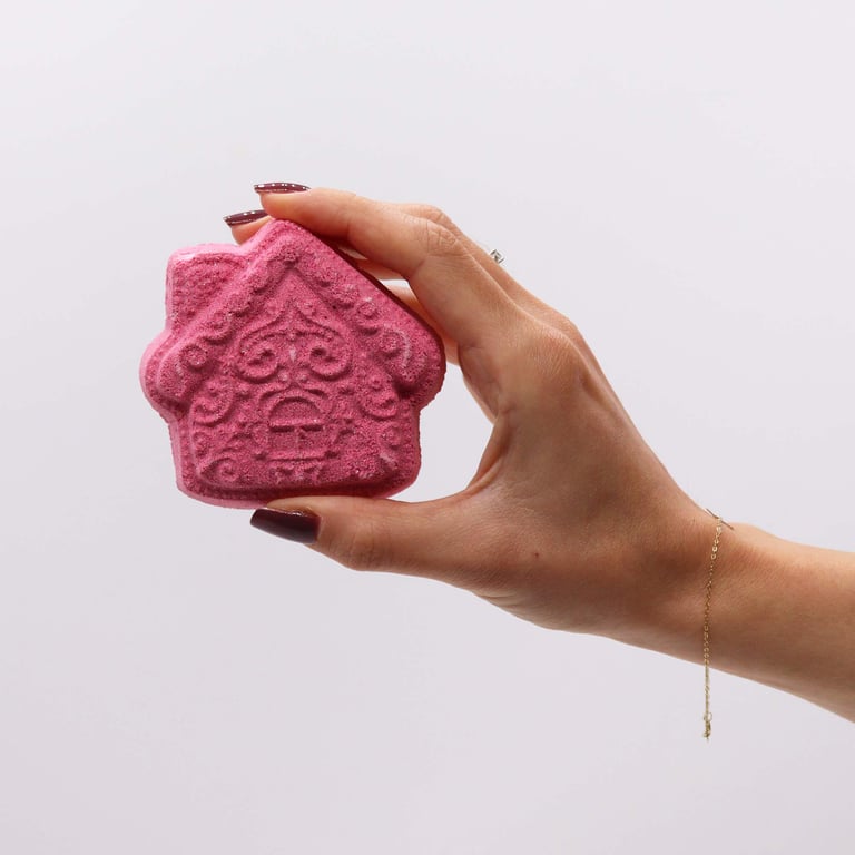 Gingerbread Town Christmas Bath Bomb Gift Pack - Scented Gingerbread Soak & Holiday Treats