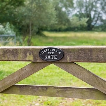 Close The Gate Garden Sign - Metal Outdoor Entrance Marker