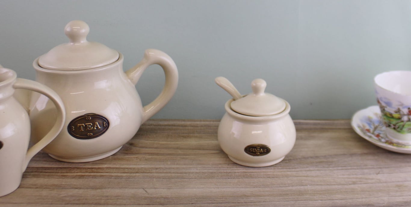 Country Cottage Cream Ceramic Sugar Bowl With Lid & Spoon - 9cm Capacity