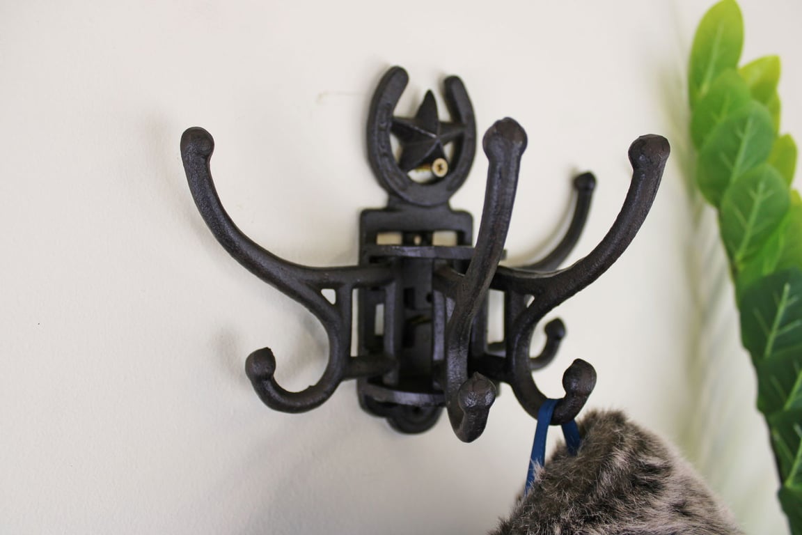 Cast Iron Wall Mounted Rotating Coat Hooks - Vintage Horseshoe Design with 8 Spacious Double Hooks
