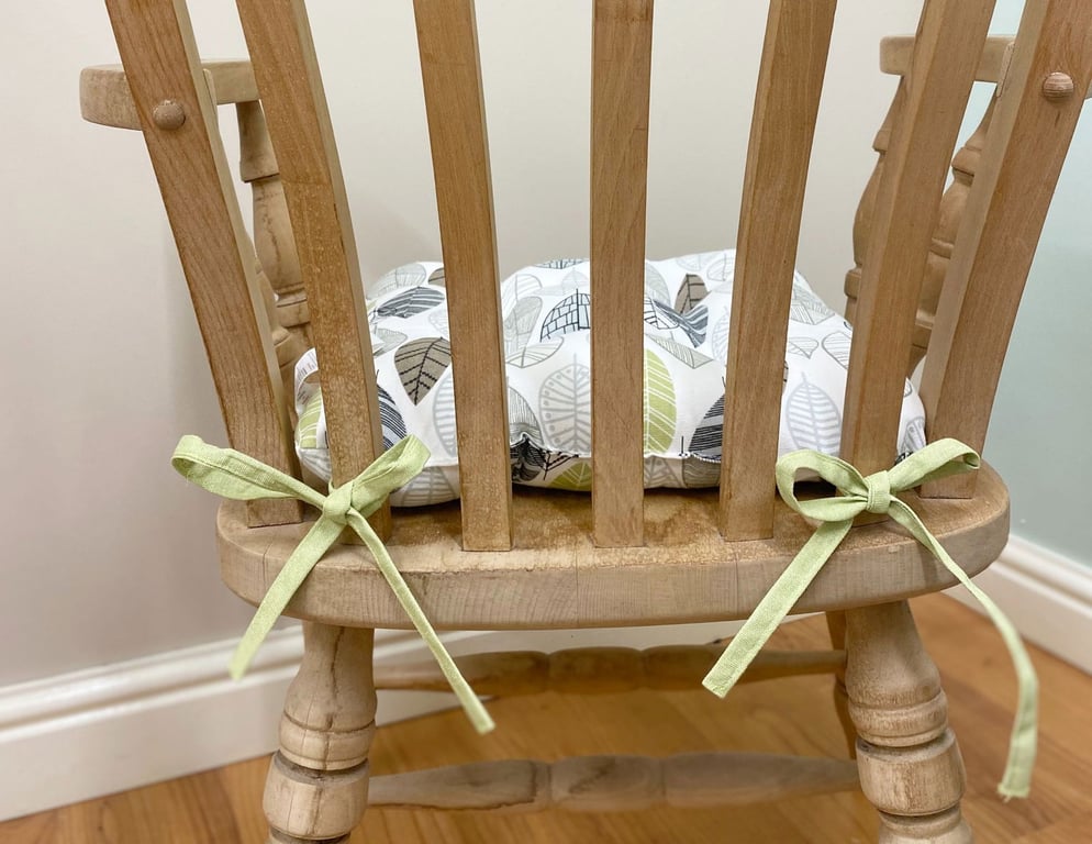 Contemporary Green Leaf Print Fabric Seat Pad with Ties - Machine Washable Home Furnishing