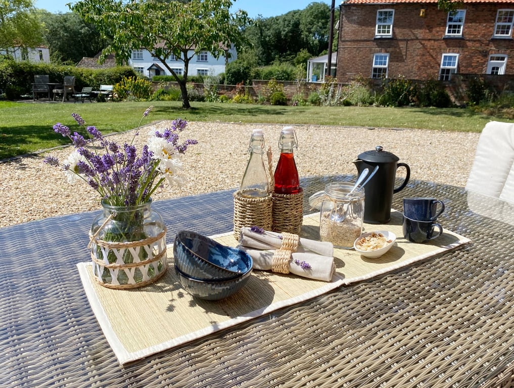 Woven Grass Place Mats - Durable Jute Construction with Contemporary Border Design