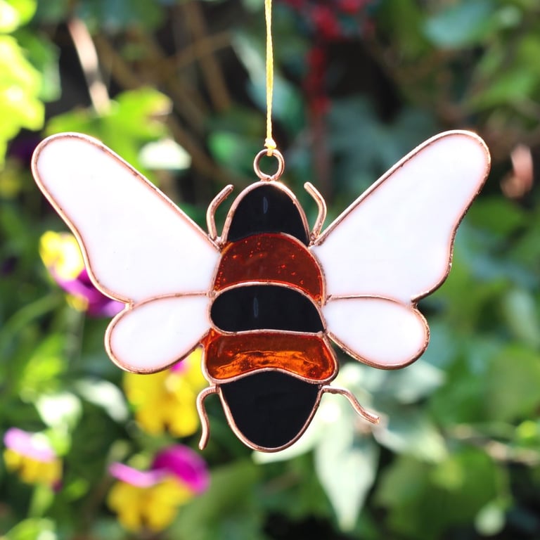 Resin Bee Suncatcher - Garden and Window Decoration with Light Reflecting Design