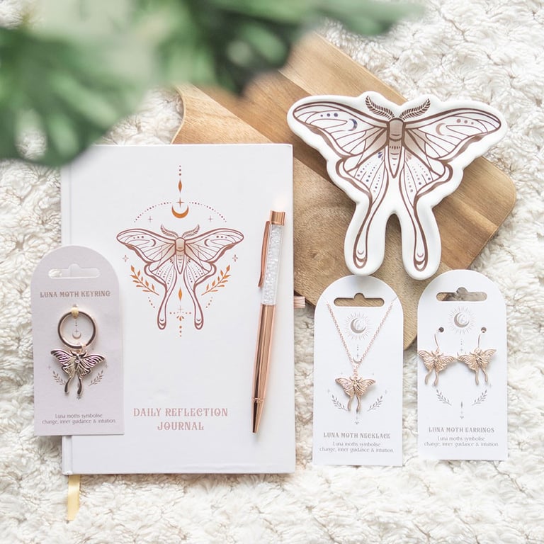 Elegant Luna Moth Metal Keyring - Symbolizing Change and Timeless Beauty