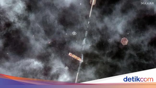 Kapal Kargo Raksasa Tabrak Jembatan Tua, Berita Terbaru – SAMOSIR News