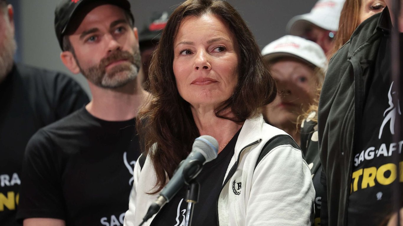 Fran Drescher, linoubliable nounou denfer, devient le symbole de la résistance contre les studios et la voix de la grève à Hollywood – franceinfo