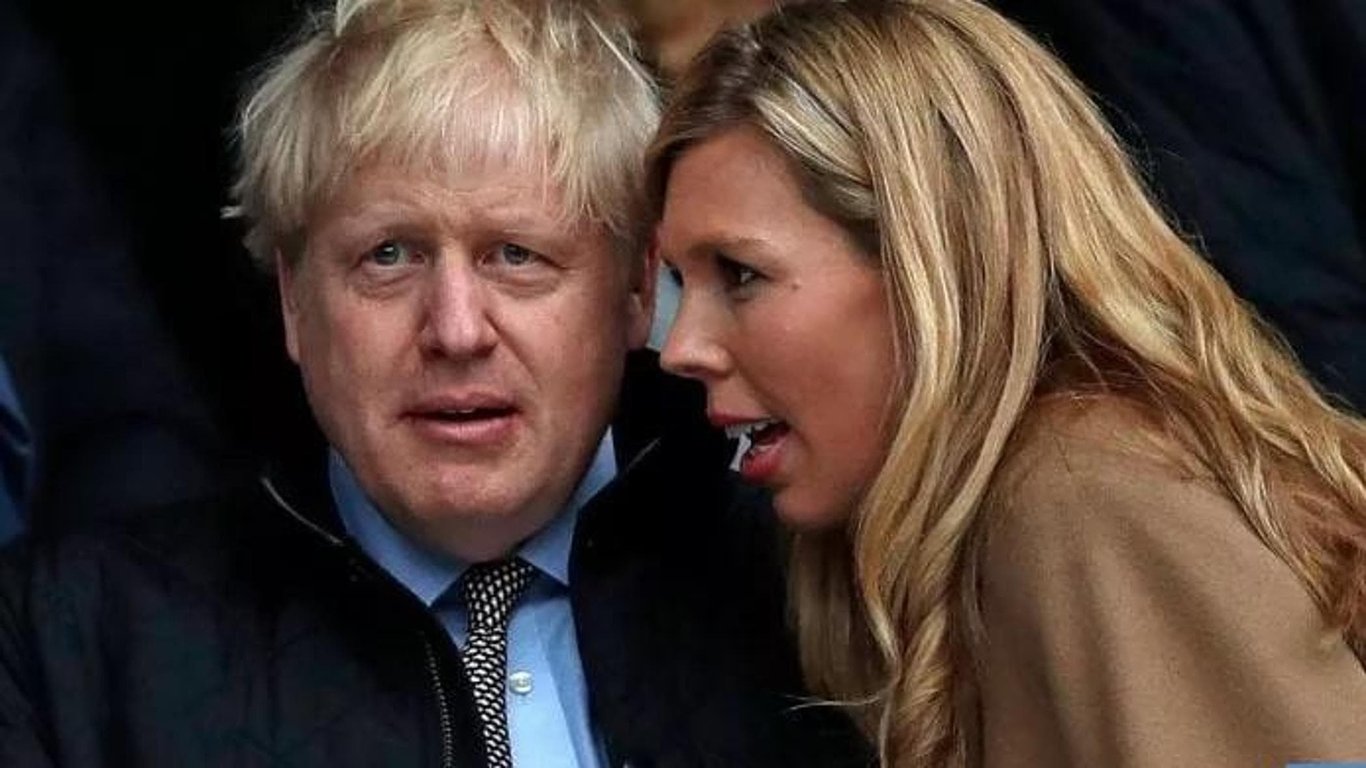 Beve vino con Boris Johnson in terrazzo. La moglie Carrie licenzia la tata dopo tre giorni di lavoro