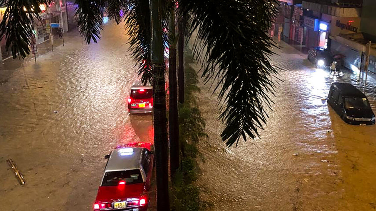 Inundaciones en Hong Kong después de lluvias récord