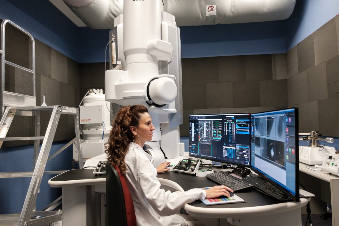 El microscopio electrónico de transmisión de alta resolución en la Plataforma Nanotecnológica CatSud – Mr. Codigo