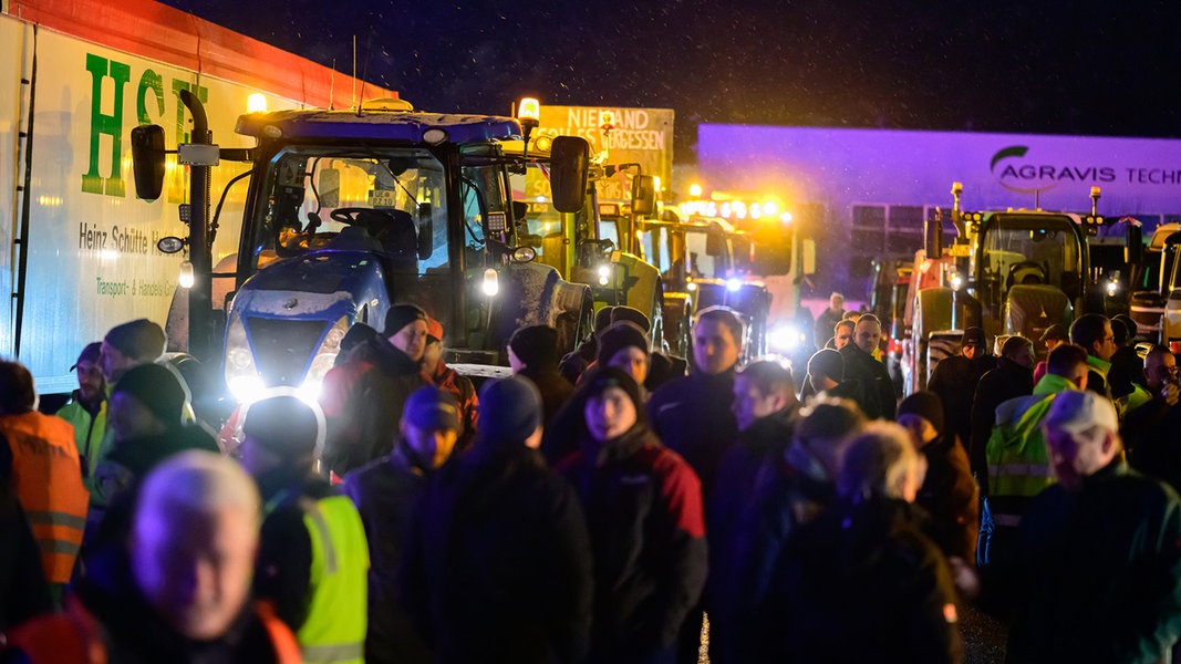 Bauernproteste: Landwirte blockieren Straßen in Niedersachsen