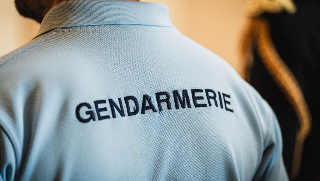 Fillette battue à mort dans lEure : la mère et son compagnon écroués, la directrice de lécole suspendue – France Bleu could be rewritten in French as:
Fillette tuée dans lEure : la mère et son compagnon en détention, la directrice de lécole suspendue – France Bleu