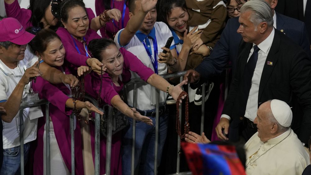 El papa saluda al noble pueblo chino en su tercer día en Mongolia – Radio Centro