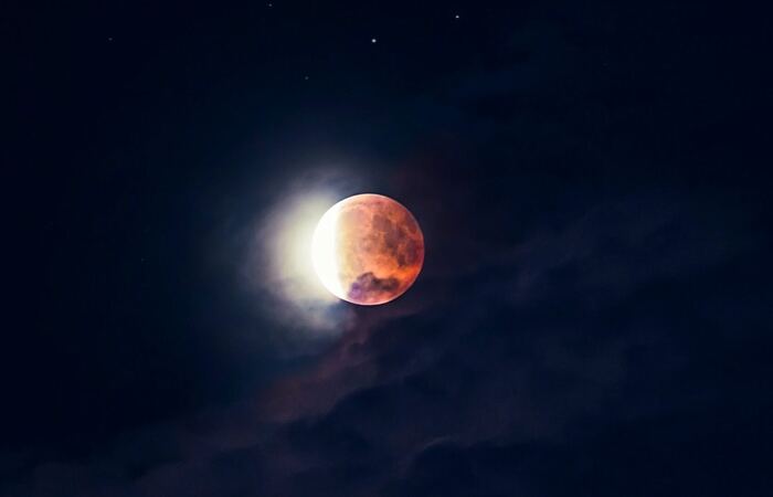 Nel cielo di ottobre domina la Luna, con la giornata mondiale e l’eclissi