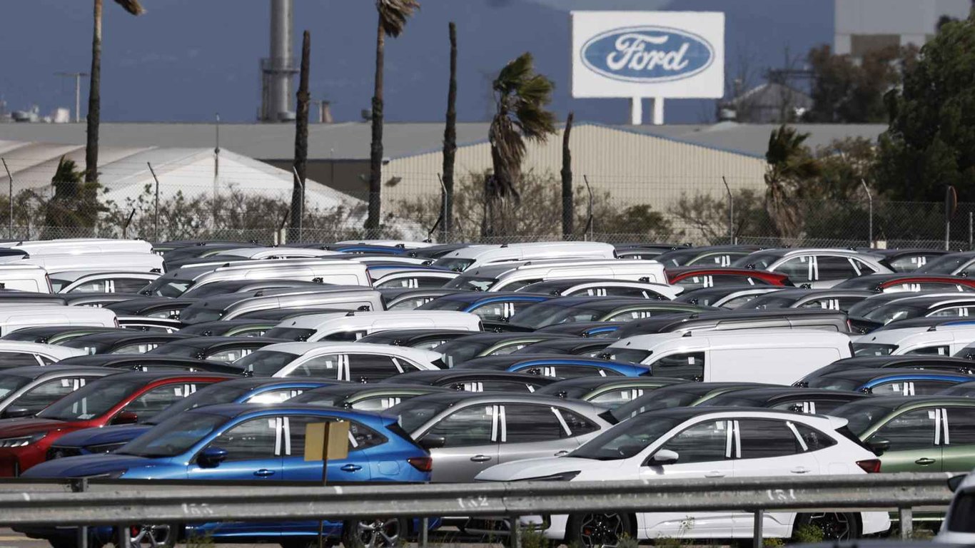 Ford Almussafes producirá su nuevo coche a partir de 2026: le sobrarán mil empleos hasta entonces si no hace despidos – EL ESPAÑOL
Ford Almussafes producirá su nuevo coche a partir de 2026: le sobrarán mil empleos hasta entonces si no hace despidos – EL ESPAÑOL