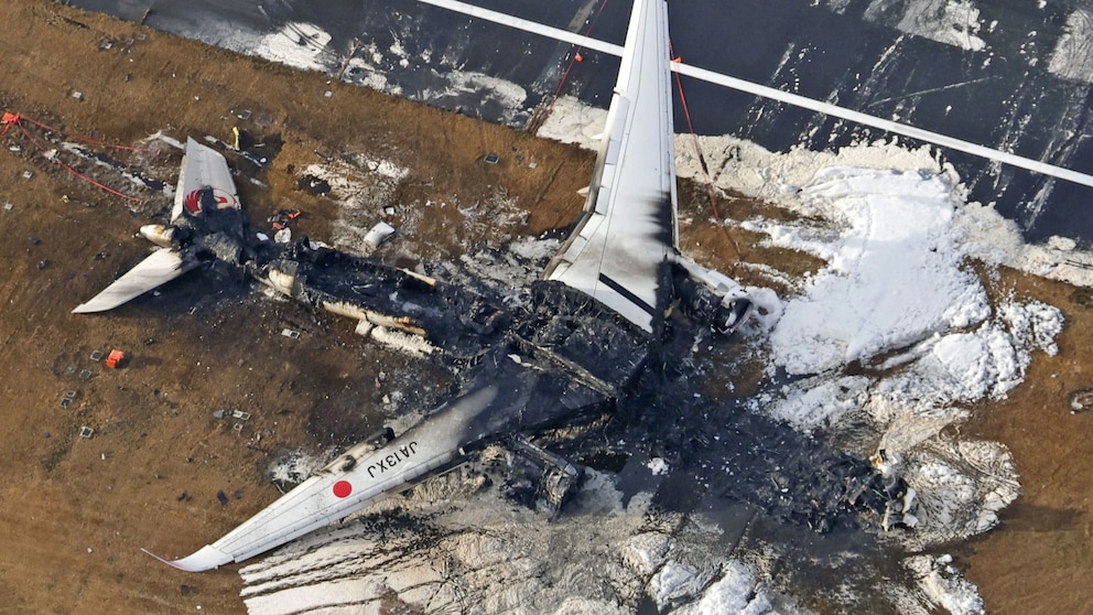 Photo of Runway Warning Lights Malfunctioned during Japan Airlines Plane Fire, Report Reveals – The News Teller