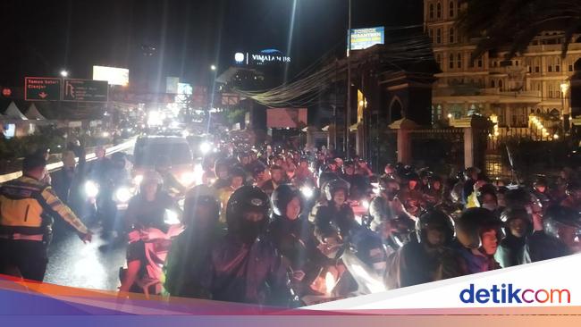 Lalin di Simpang Gadog Menuju Jakarta Macet Malam Ini – detikNews